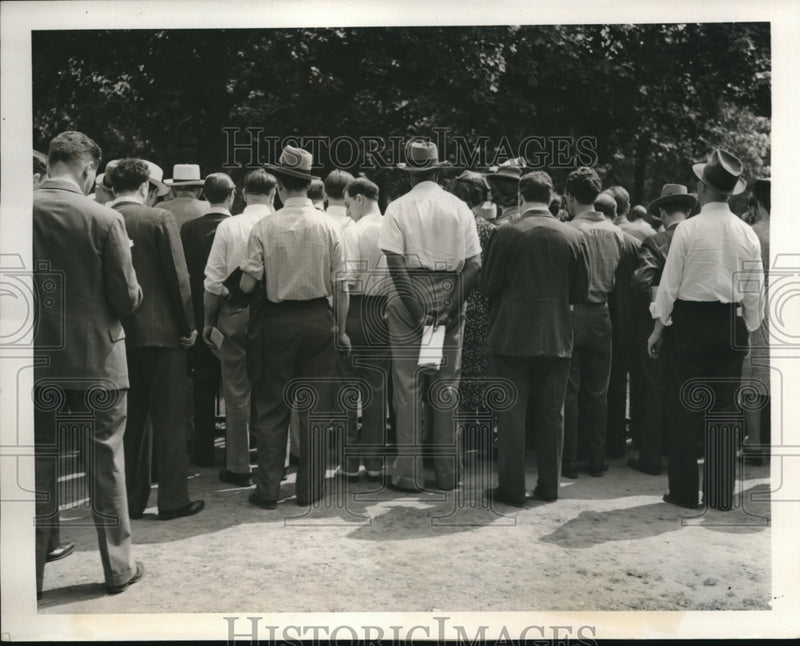 Load image into Gallery viewer, 1940 Press Photo Racing Fans Discard Coats with Heat at Belmont Park - nec70397
