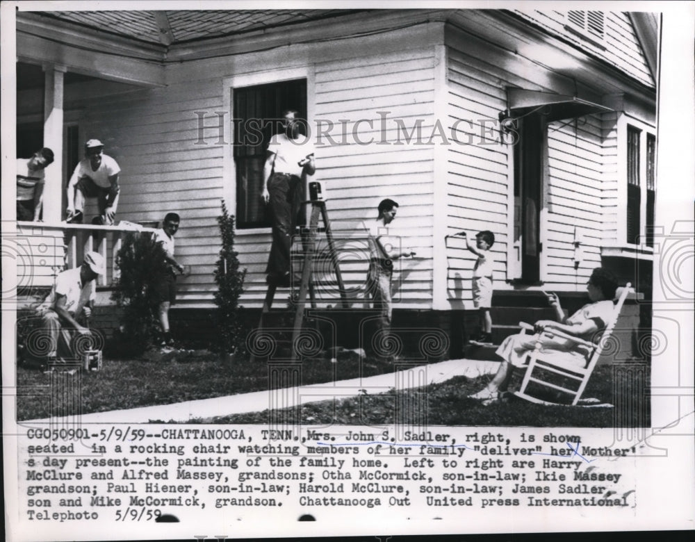 1959 Press Photo Chattanooga, TN Mrs John Sadler as family paints her home