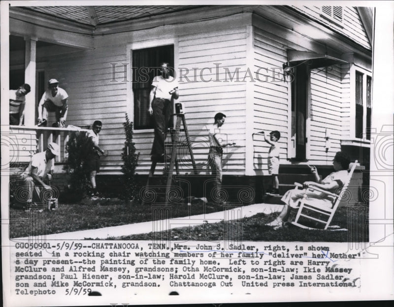 Load image into Gallery viewer, 1959 Press Photo Chattanooga, TN Mrs John Sadler as family paints her home
