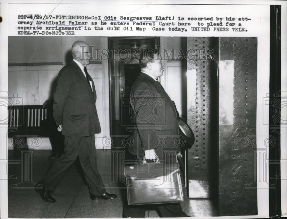 1957 Press Photo Col Odie Seagraves & atty Arch Palmer, Gulf Oil Map case