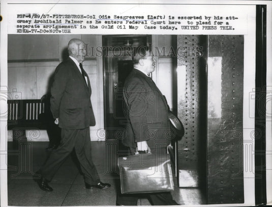 1957 Press Photo Col Odie Seagraves & atty Arch Palmer, Gulf Oil Map case