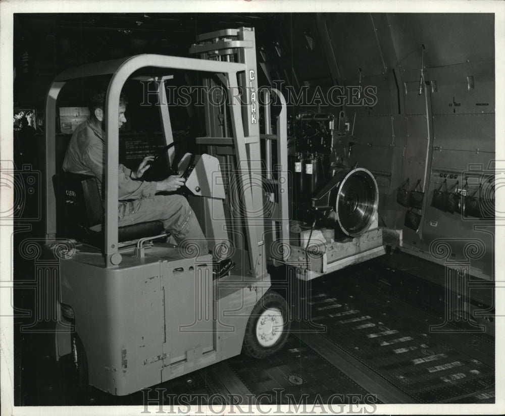 Press Photo Clark Equipment Co a TW-20 lift truck carrying material - nec70448