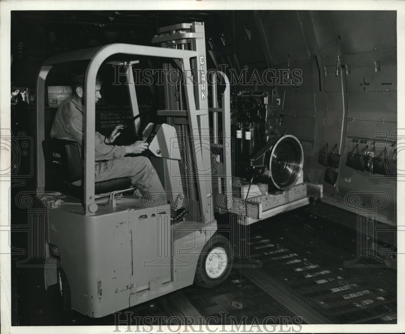 Load image into Gallery viewer, Press Photo Clark Equipment Co a TW-20 lift truck carrying material - nec70448
