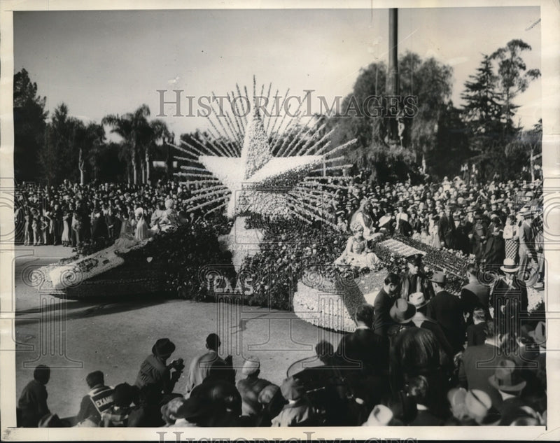 Load image into Gallery viewer, 1936 Press Photo History in Flowers float in Rose parade in Pasadena, Calif
