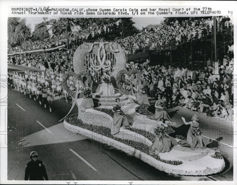 Load image into Gallery viewer, 1965 Press Photo Rose Queen Carole Cota in Tournament of Roses parade in Calif.
