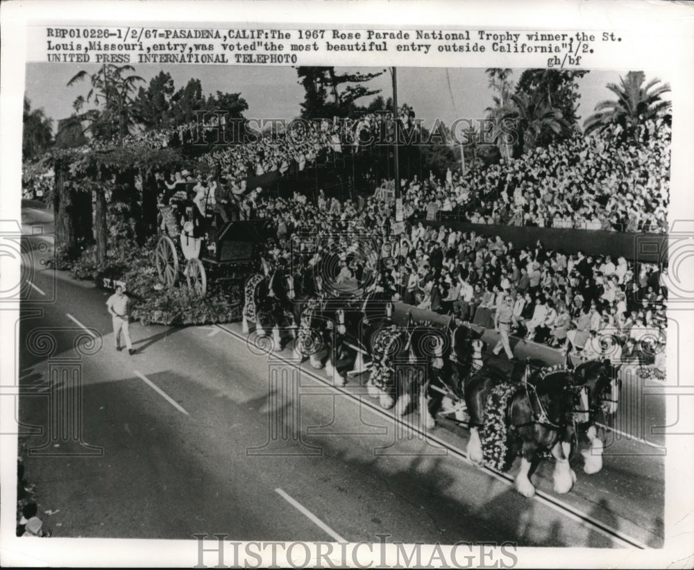 1967 Press Photo Pasadena, Calif Rose Parade Natl trophy winner from St Louis