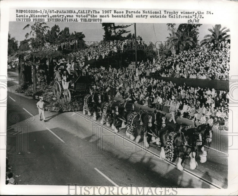 Load image into Gallery viewer, 1967 Press Photo Pasadena, Calif Rose Parade Natl trophy winner from St Louis
