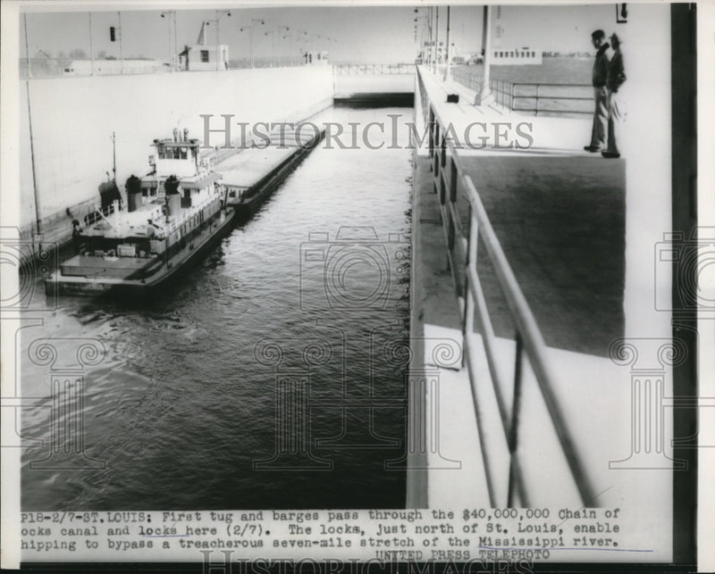 Load image into Gallery viewer, 1953 Press Photo St Louis, Mo tug &amp; barges at Chain of Locks - nec70550
