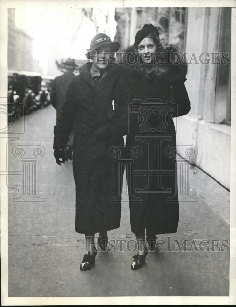 1932 Press Photo Frances Hoge & Mary Schumacher at Park Lane Hotel in NYC