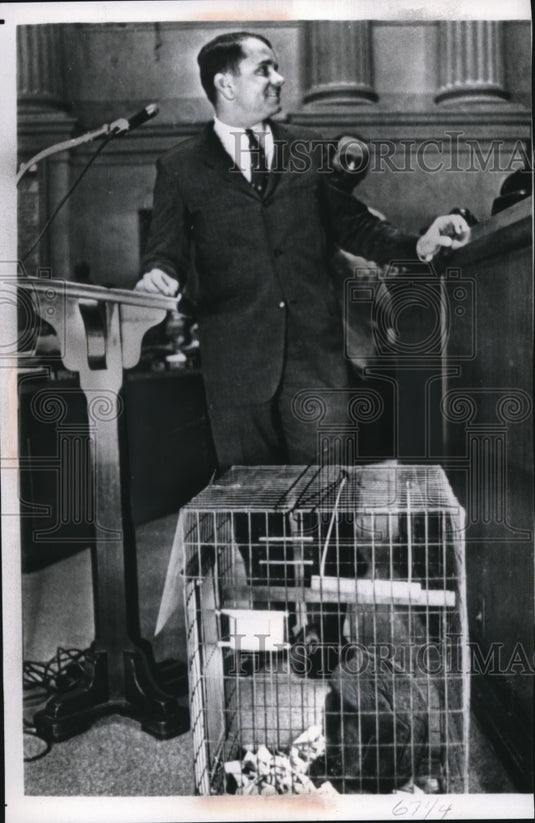 1967 Press Photo Nashville, TN State Rep Jack Smith & a caged monkey