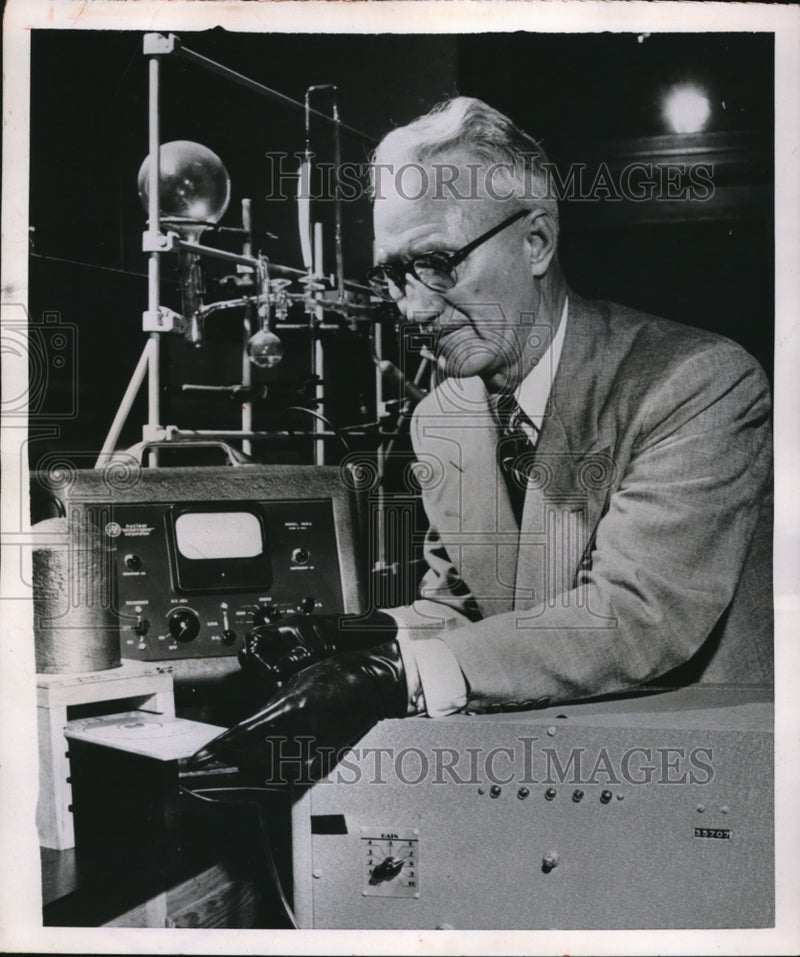 Load image into Gallery viewer, 1951 Press Photo St Paul, Minn Prof CH Shiflett of MacAlester Collegew
