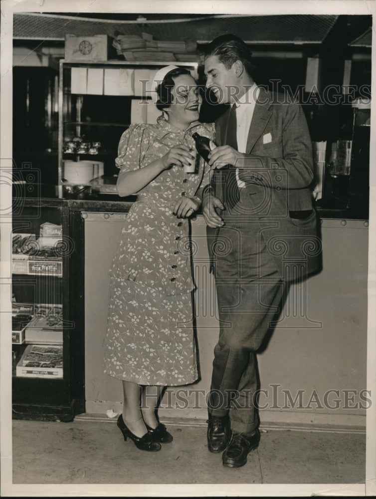 Load image into Gallery viewer, 1936 Press Photo Julia Donahue &amp; Thomas Higgens II on the SS State of Delaware
