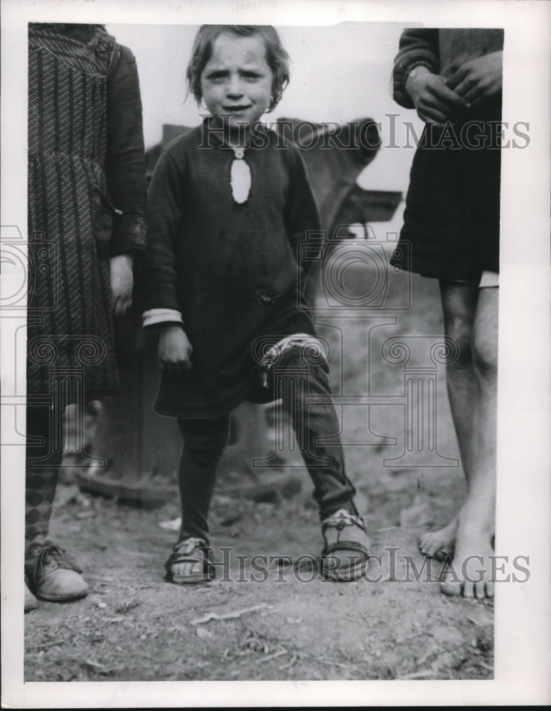 1948 Press Photo post war German children in need of good clothes, shoes