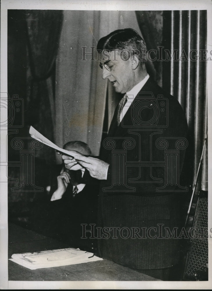 Load image into Gallery viewer, 1933 Press Photo Fred Rogers Fairchild of Yale Univ speaking in Philadelphia
