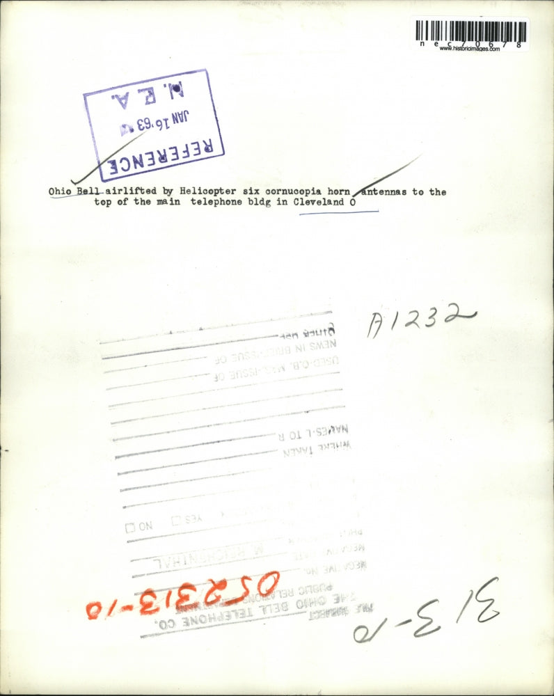 1963 Press Photo Ohio Bell , a helicopter lifts antennas to telephone bldg