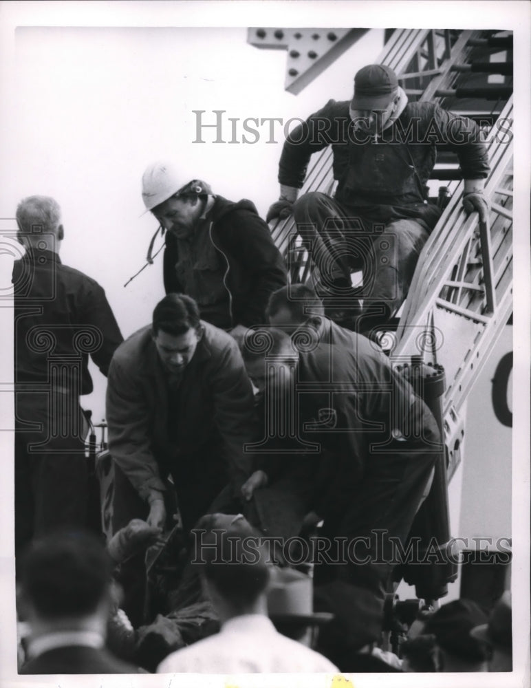 1962 Press Photo Chicago, George Sodin & body of son killed at work o a sign