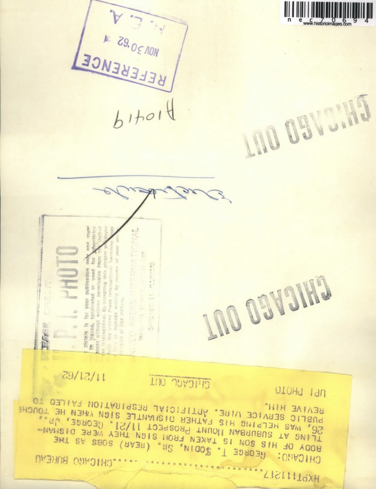 1962 Press Photo Chicago, George Sodin & body of son killed at work o a sign