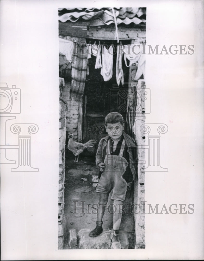 1949 Press Photo Madrid, Spain young boy in his poor hovel of a home