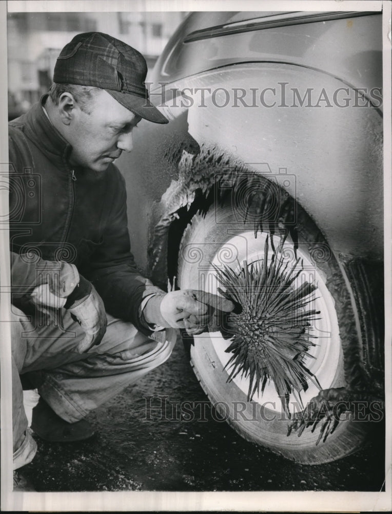 1947 Press Photo Chicago Ralph Dimitz & ice rosettes on wheels of an auto