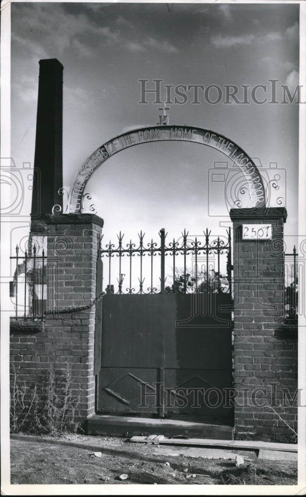 Load image into Gallery viewer, 1964 Press Photo Little Sisters poor home gates to the property
