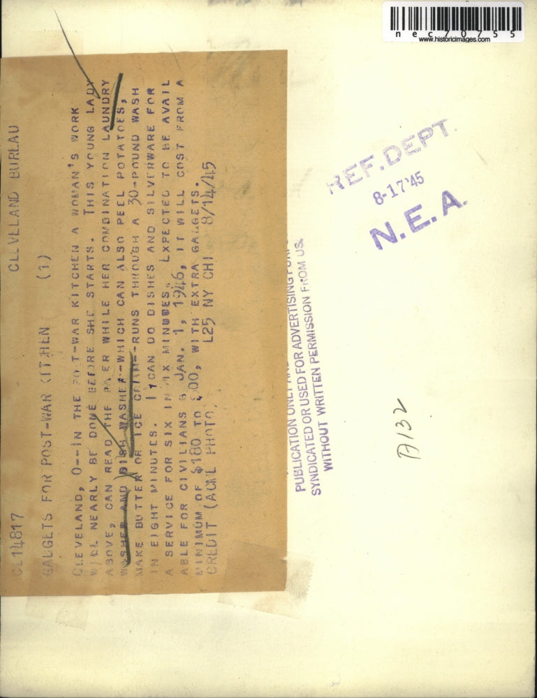 1945 Press Photo Cleveland, Ohio woman running her combo laundry & dish washer