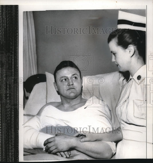 1959 Press Photo Policeman Ed Skold in hospital in Englewwod, NJ after shooting
