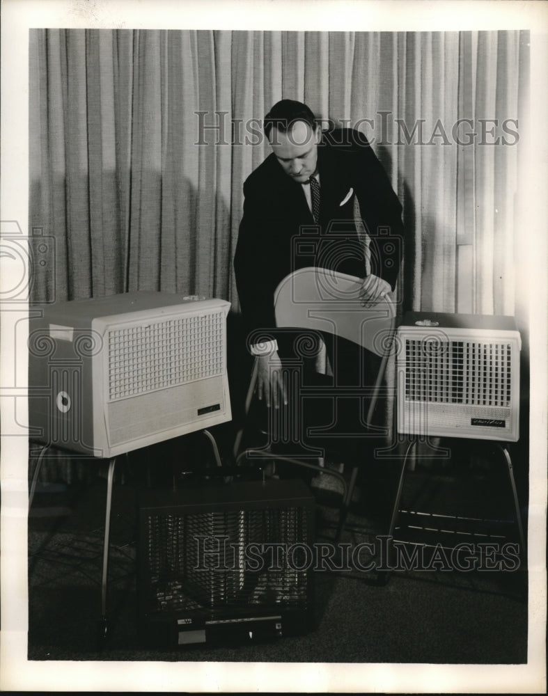 Load image into Gallery viewer, 1959 Press Photo Richard B Lord US Steel commercial product development
