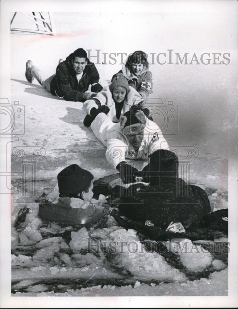 Load image into Gallery viewer, 1968 Press Photo Red Cross J Norrism A Lieber &amp; others at lake rescue demo

