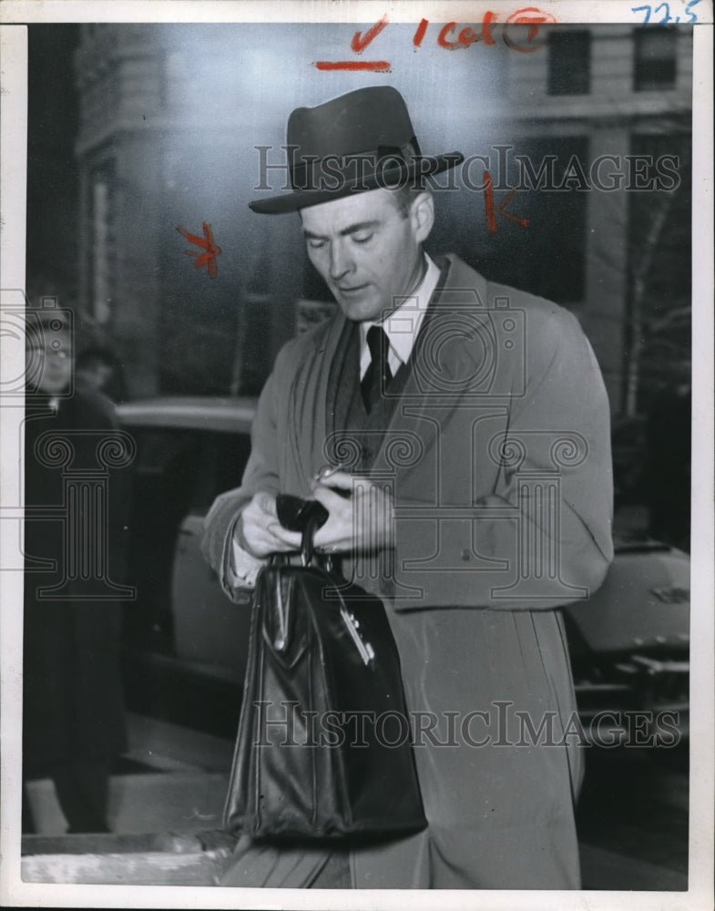 1953 Press Photo Mr Remmington checks his wallet