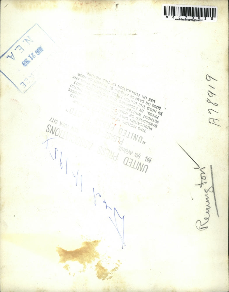 1953 Press Photo Mr Remmington checks his wallet