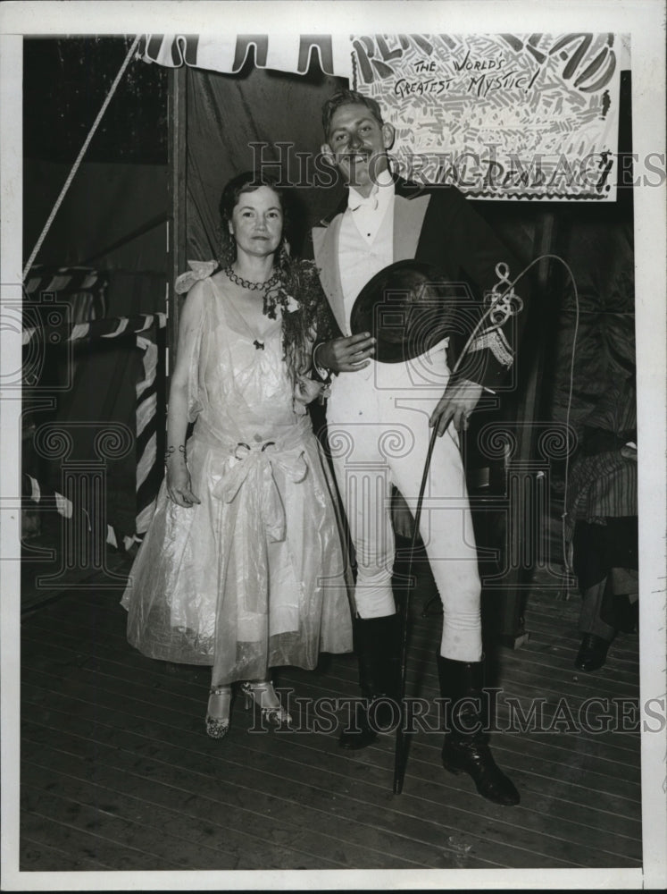 Load image into Gallery viewer, 1934 Press Photo Edwin Robbins &amp; Mrs Harry Walker at Sands Beach Pt Club
