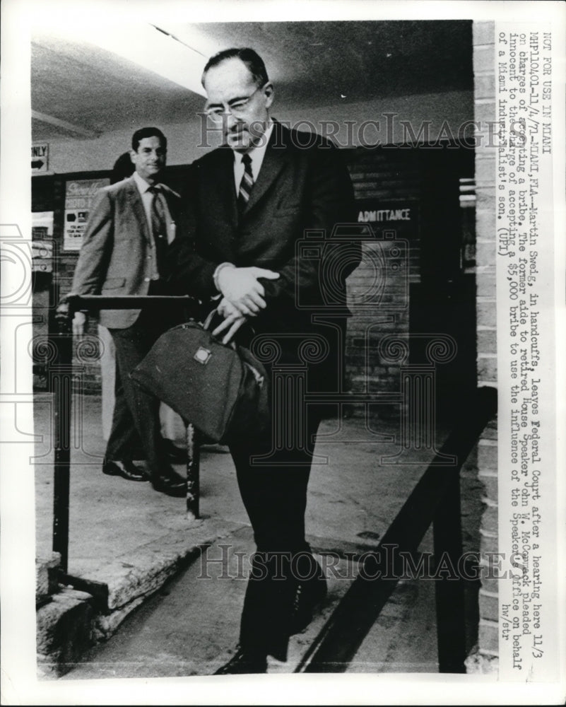 1971 Press Photo Miami, Fla Martin Sweig in custody for accepting bribes
