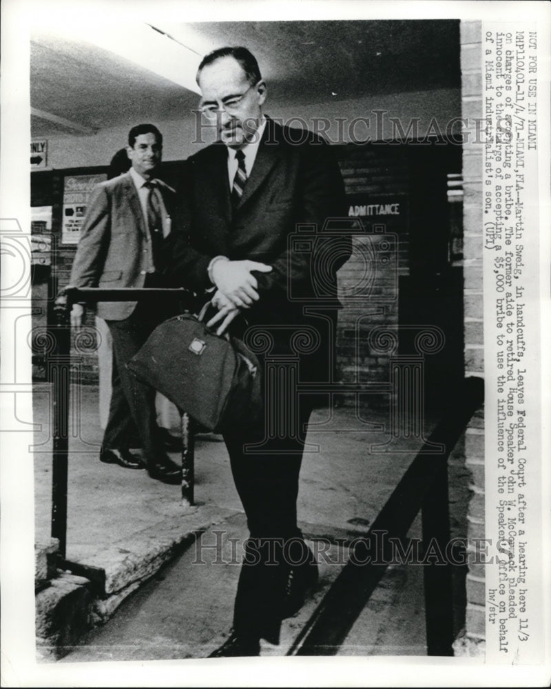 Load image into Gallery viewer, 1971 Press Photo Miami, Fla Martin Sweig in custody for accepting bribes
