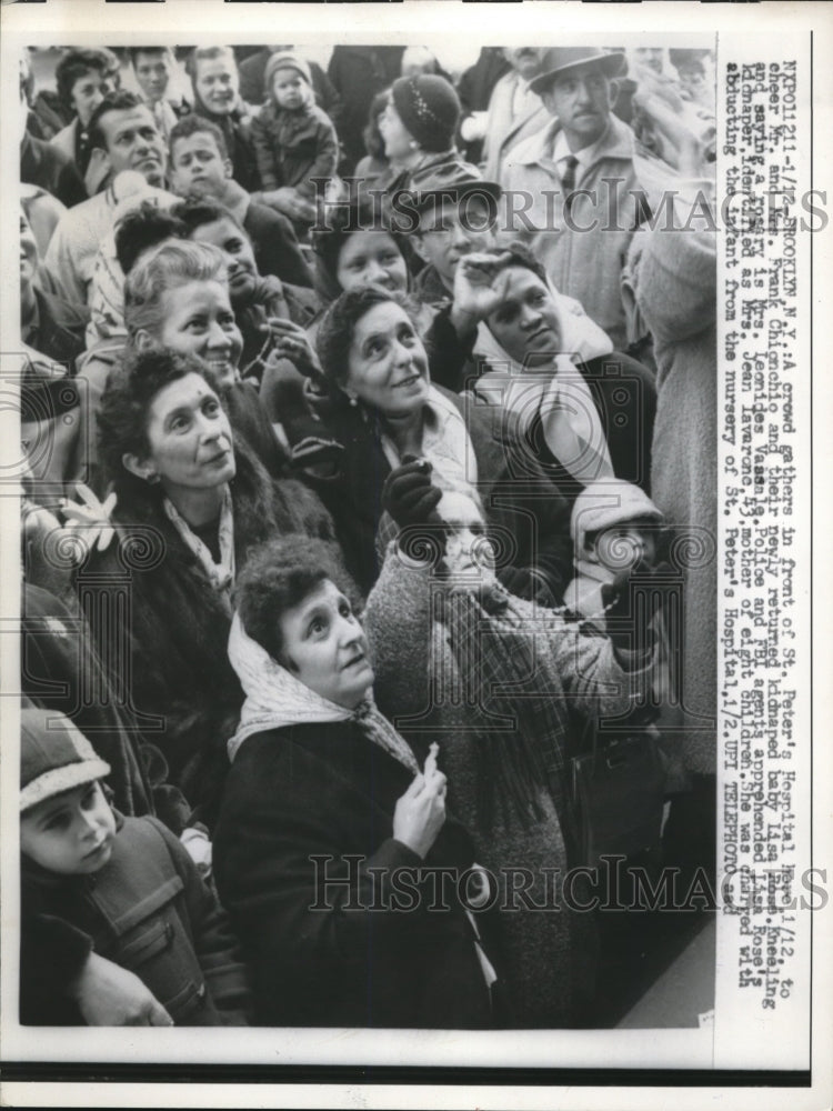 1959 Press Photo Brooklyn NY crowd cheers return of kidnapped Vasaale baby- Historic Images