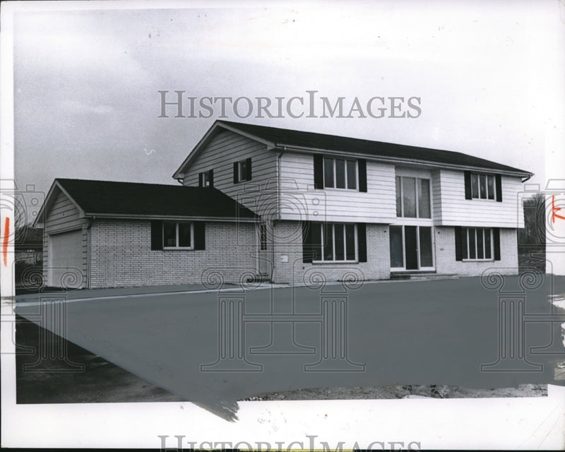 Load image into Gallery viewer, 1956 Press Photo Modern home at 2480 Arrowhead Lane in Cleveland
