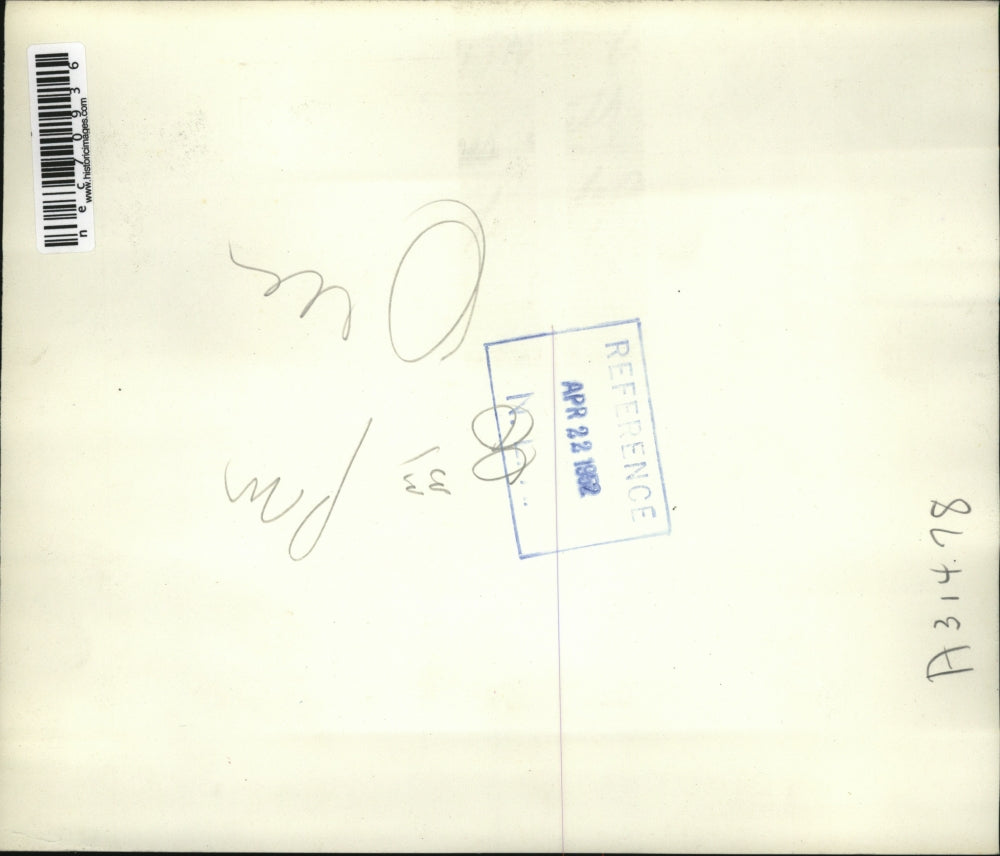 1952 Press Photo striking telephone co. workers sit on curb outside office in NY