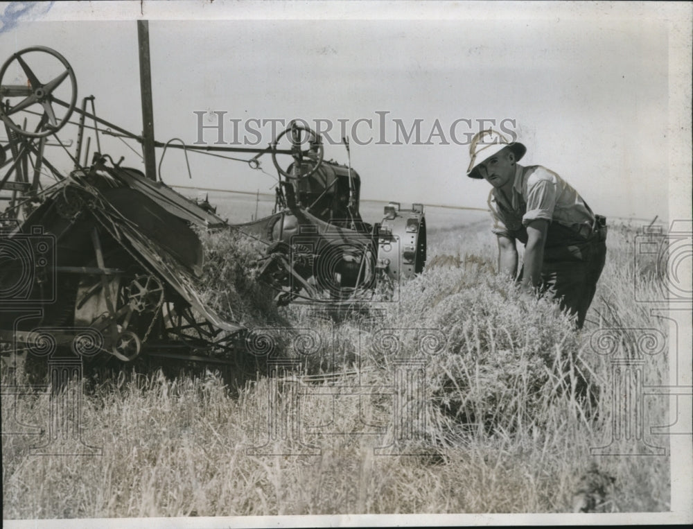 1935 Press Photo Albert Hirsch, farmer near Pierre, SD with his binder machine