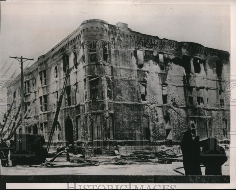 Load image into Gallery viewer, 1940 P ress Photo Minneapolis, MN 3 story apartment hotel burns killing 18
