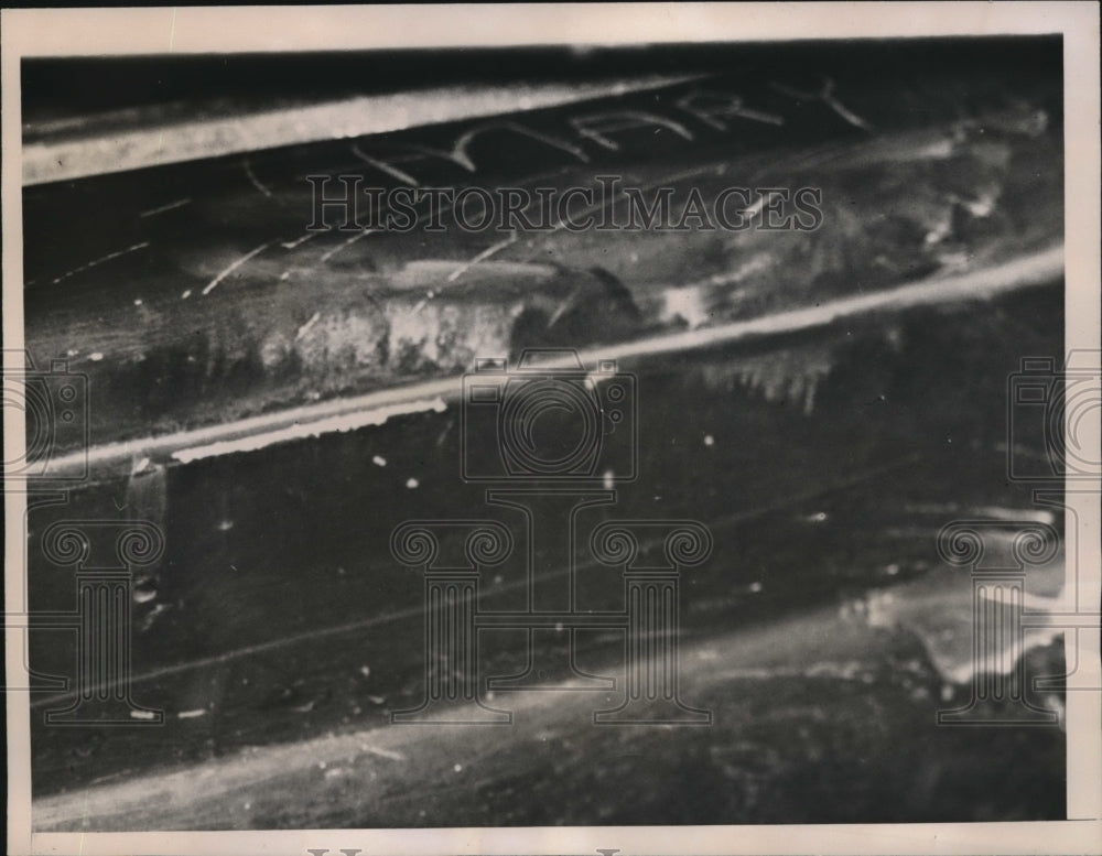 1935 Press Photo Leroy Smith auto with name Mary on side of it