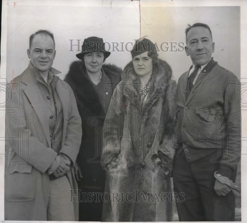 Load image into Gallery viewer, 1933 Press Photo Lt Cmdr Settle, Maj CL Fordney &amp; wifes before a flight
