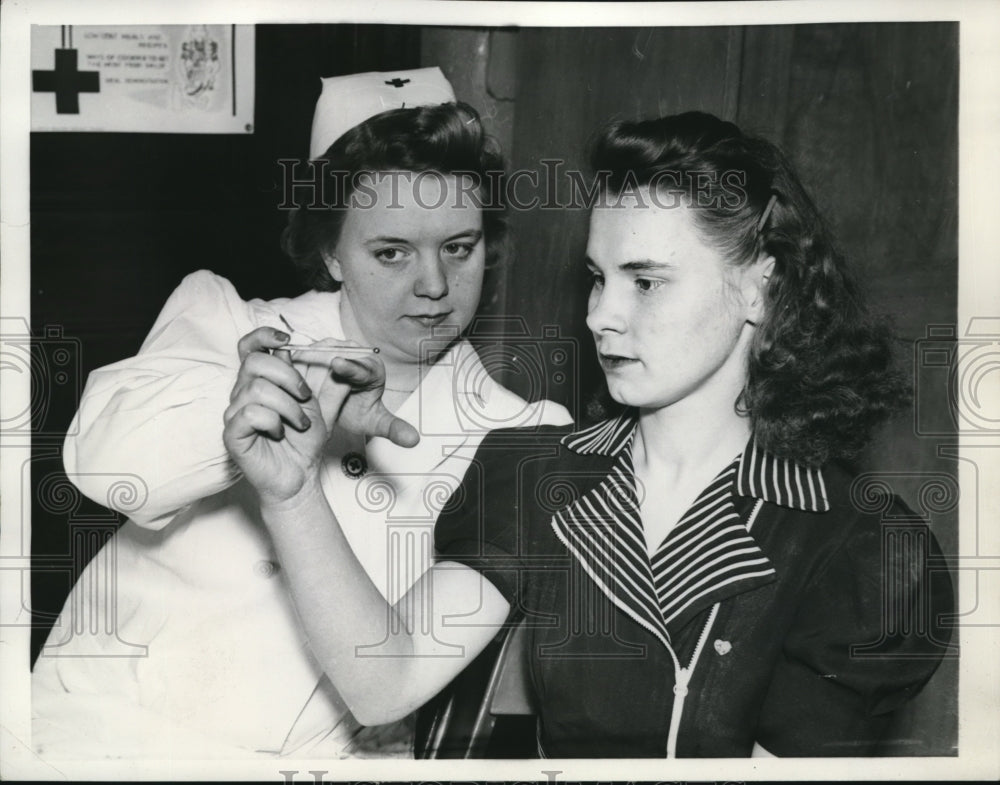 1942 Press Photo Red Cross Nurse Cora Burnette Teaches Eleanor Nowak