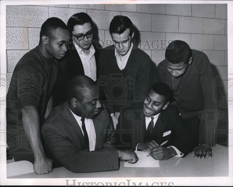 Load image into Gallery viewer, 1967 Press Photo Patrolman Fed Bolden &amp; Son Allen at John F. Kennedy High
