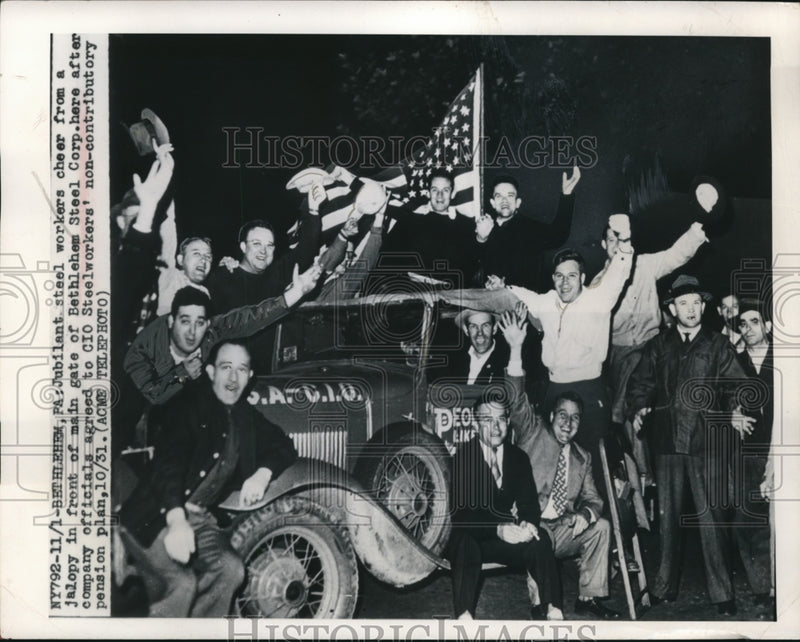 Load image into Gallery viewer, 1949 Press Photo Steel Workers Celebrates at Bethlehem Steel Corp.
