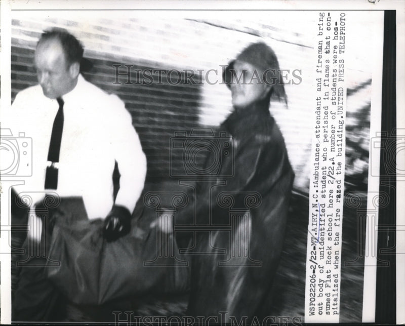 Load image into Gallery viewer, 1957 Press Photo Unidentified Student Body is carried From Flat Rock School
