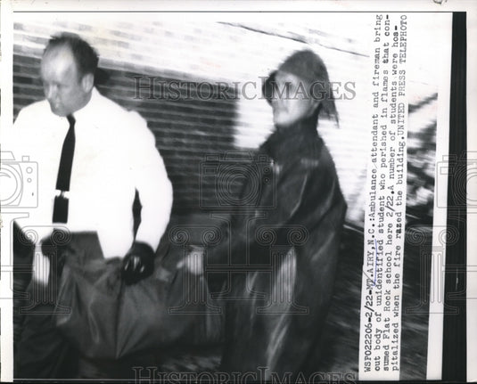 1957 Press Photo Unidentified Student Body is carried From Flat Rock School