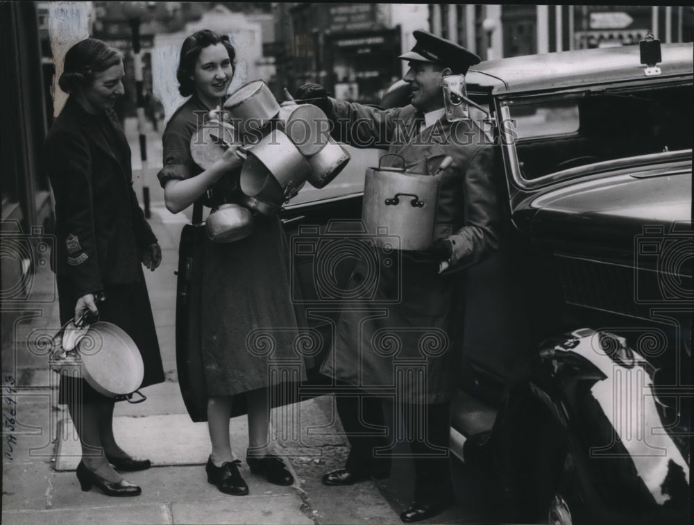 1940 Press Photo Household of Monatagu Norman Donates Pots by Chauffeur