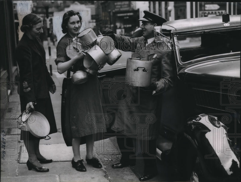 Load image into Gallery viewer, 1940 Press Photo Household of Monatagu Norman Donates Pots by Chauffeur
