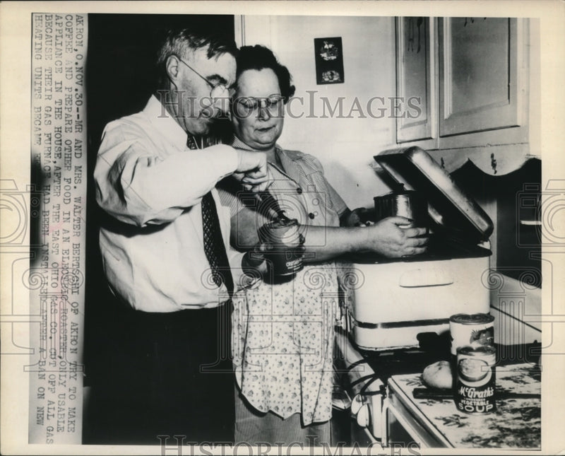 Load image into Gallery viewer, 1948 Press Photo Mr. &amp; Mrs Walter Bertschi of Akron Make Coffee in Roaster
