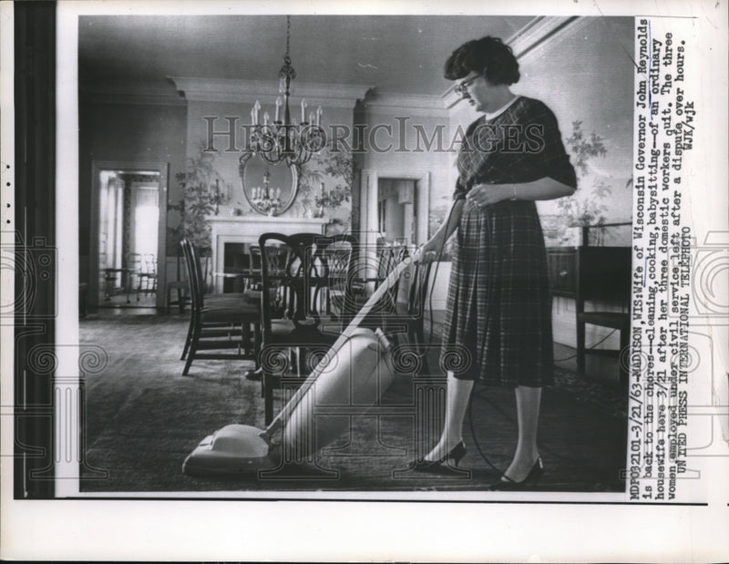 Load image into Gallery viewer, 1963 Press Photo Madison,Wis Gov John Reynolds wife at domestic chores
