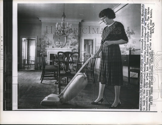 1963 Press Photo Madison,Wis Gov John Reynolds wife at domestic chores